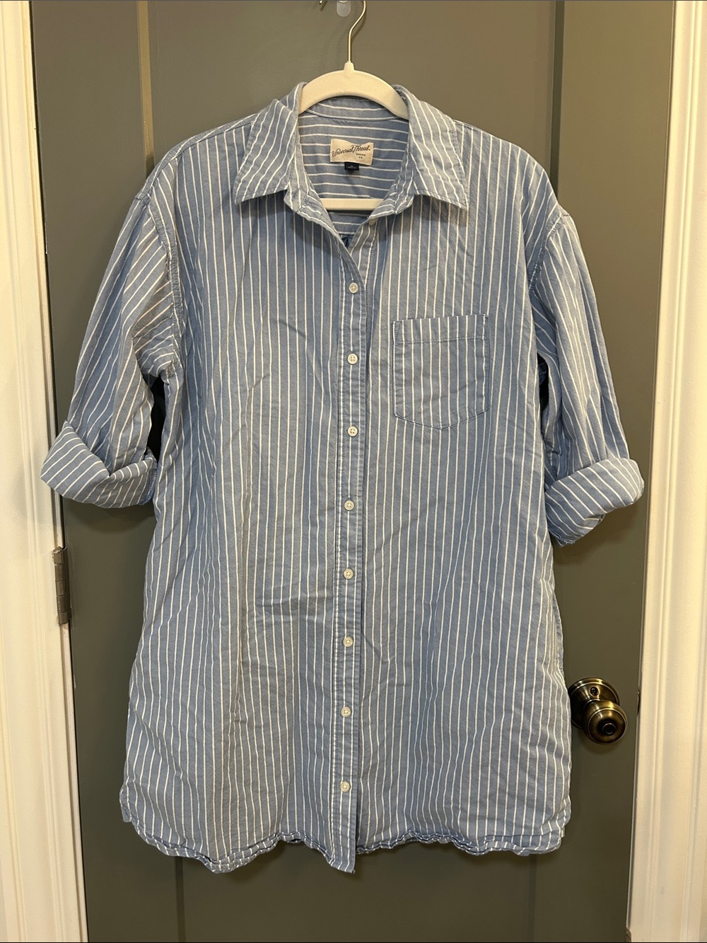 Universal Thread Blue and White Vertical Stripe Button-Down Shirt women’s size M